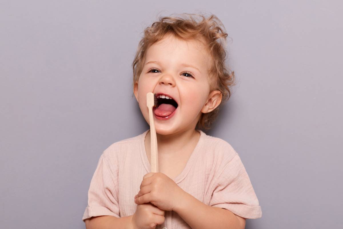 featured image for guide to your kids first dental visit